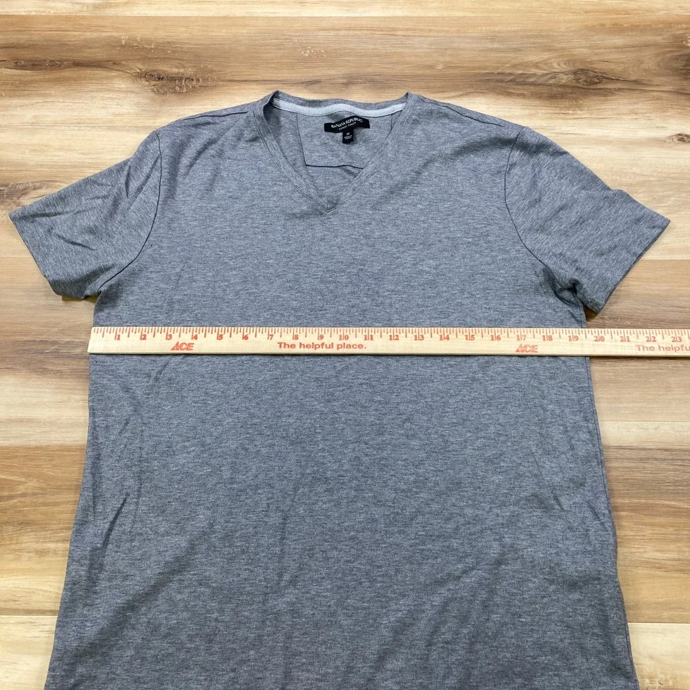 Banana Republic T-Shirt Men M Minimalist Luxury Touch Cotton V-Neck Grey Classic